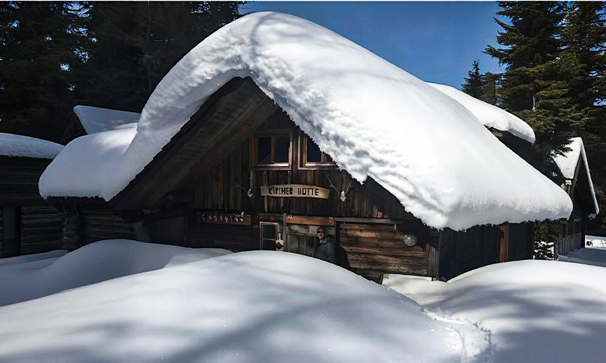 A snow-covered cabin in a winter landscape, representing the battery's reliable performance in cold weather conditions